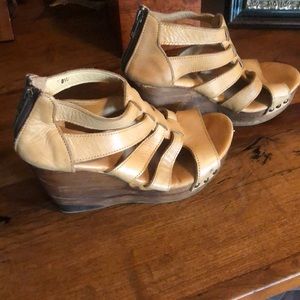 Leather Bed Stu Wedge